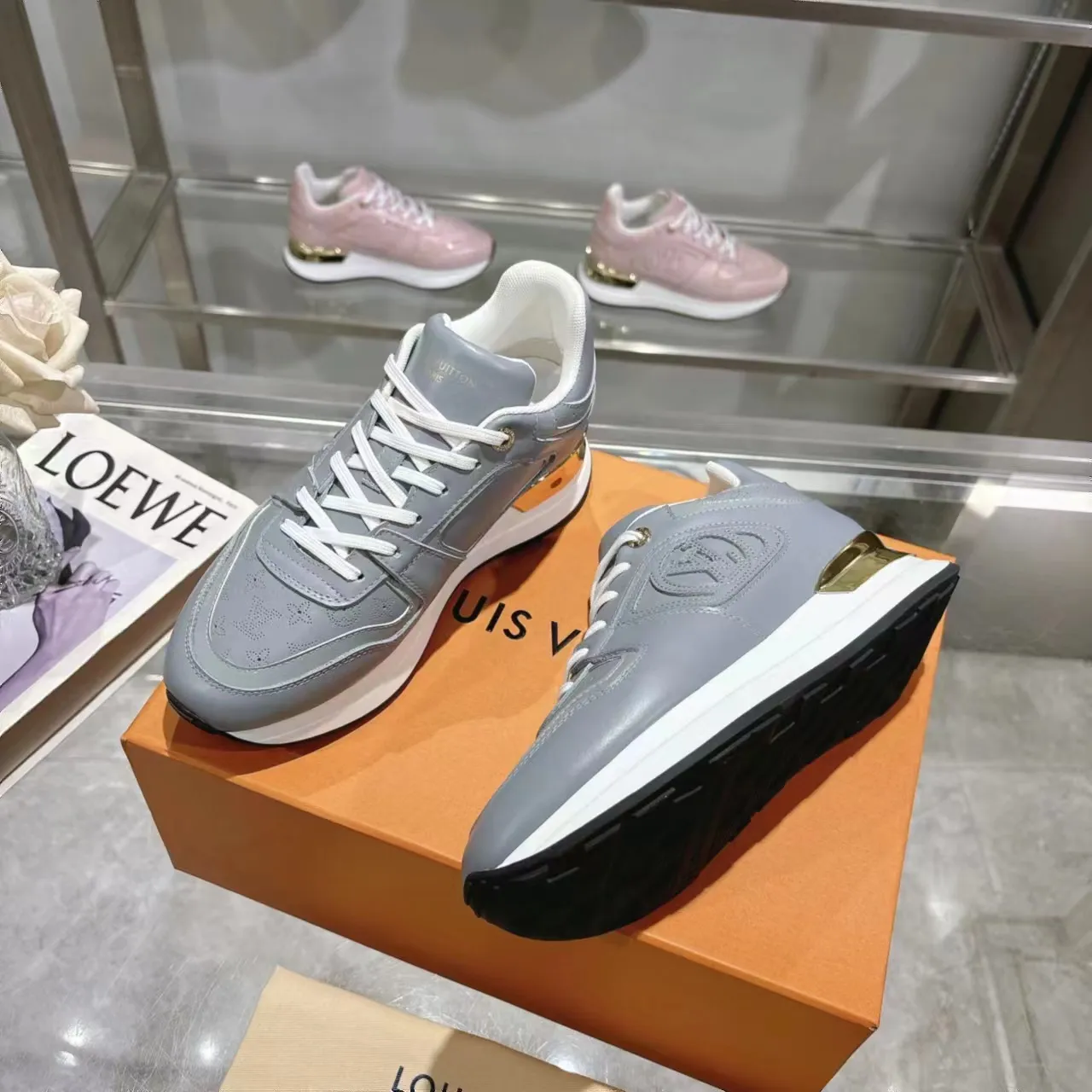 [L Family] P: 760💰Size 35-42 for women, 39-46 for men, (41.42 for women, 45.46 for men, customized) .LV Donkey Brand 🔥🔥LOUIS VUITTON Louis Vuitton's official website synchronizes the 2025 autumn and winter couple's models, which are now on the market, this Neo Run Away sneakers are inspired by running shoes, integrating LV's iconic must-have shoes into the trend. This version is a 1:1 replica of the original version. It is made of two-tone calfskin to highlight its simple lines and unique wedge outsole. Key details include the LV initials on the side and an engraved gold heel stabilizer on the back plus a 2cm hidden insole.